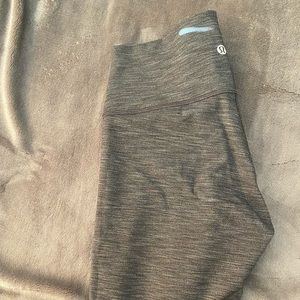 Grey lululemon wunder under High Rise Crop 23” size 6